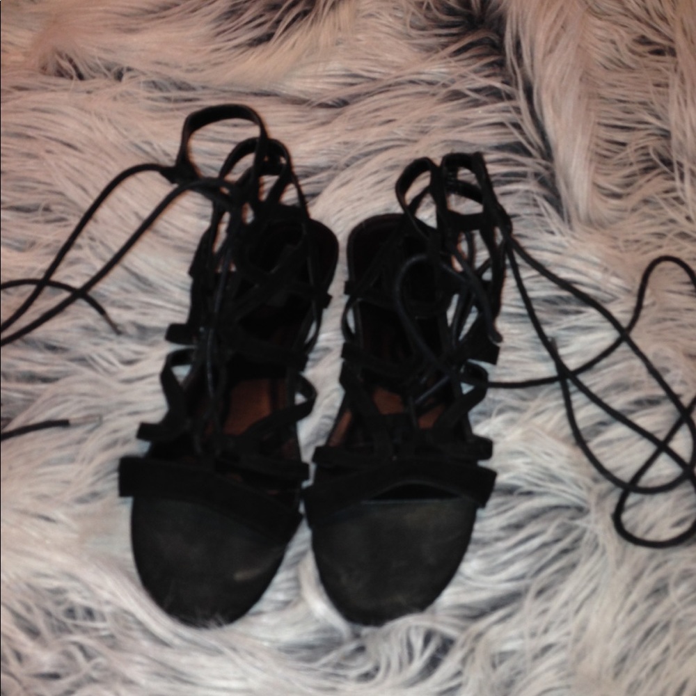 BLACK STRAPPY SANDALS